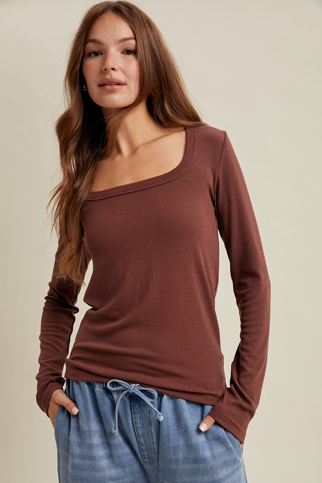SCOOP NECK FITTED RIBBED KNIT TOP