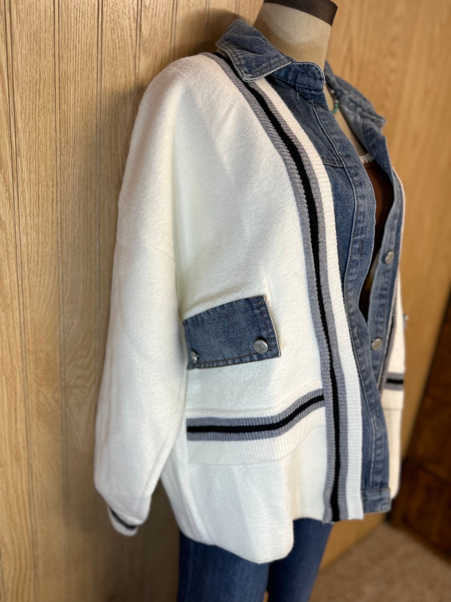 BUTTONS STRIPED DENIM POCKETS CARDIGAN