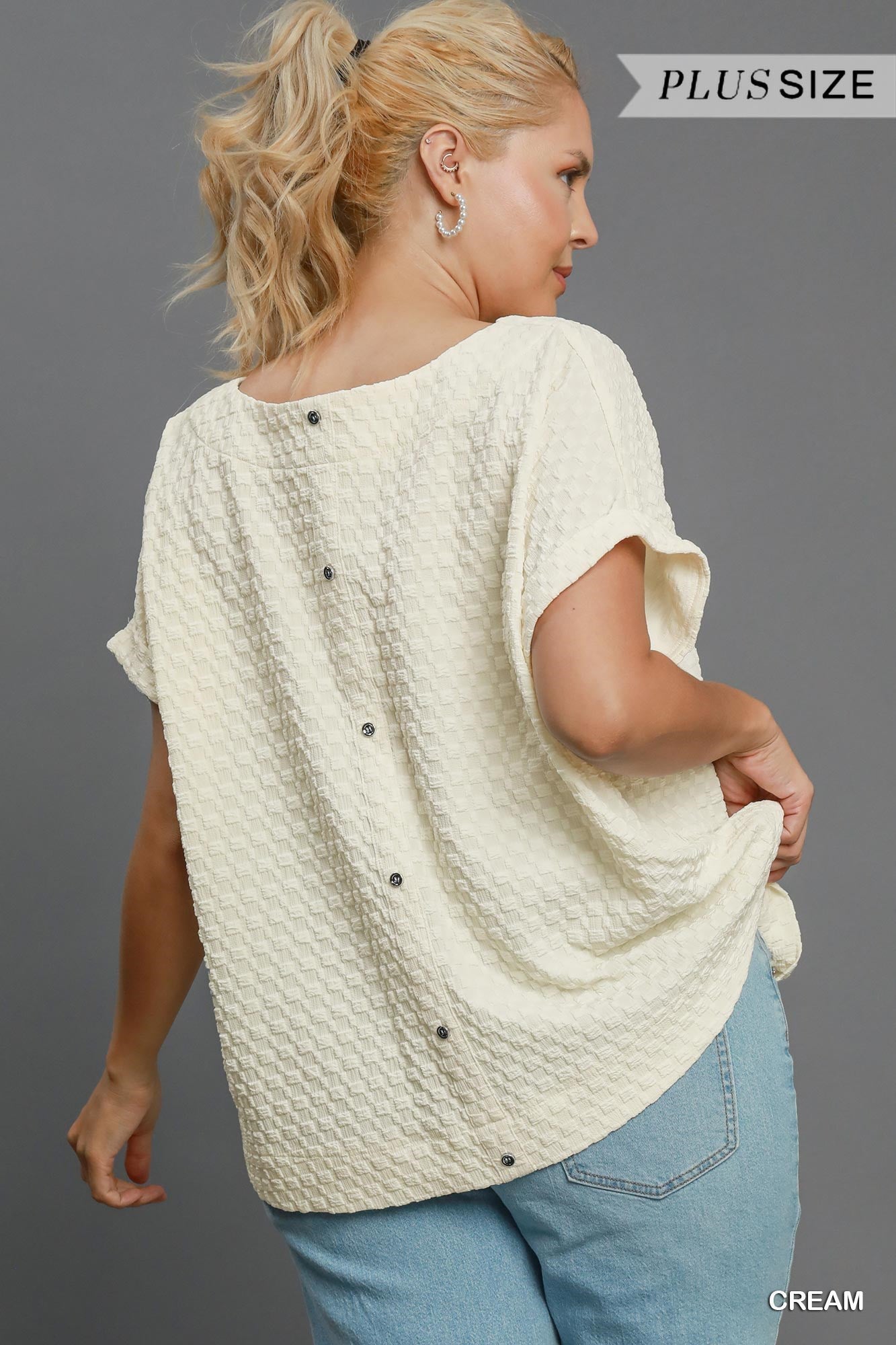 Texture Boxy Cut Top with Back Buttons (Plus Size)